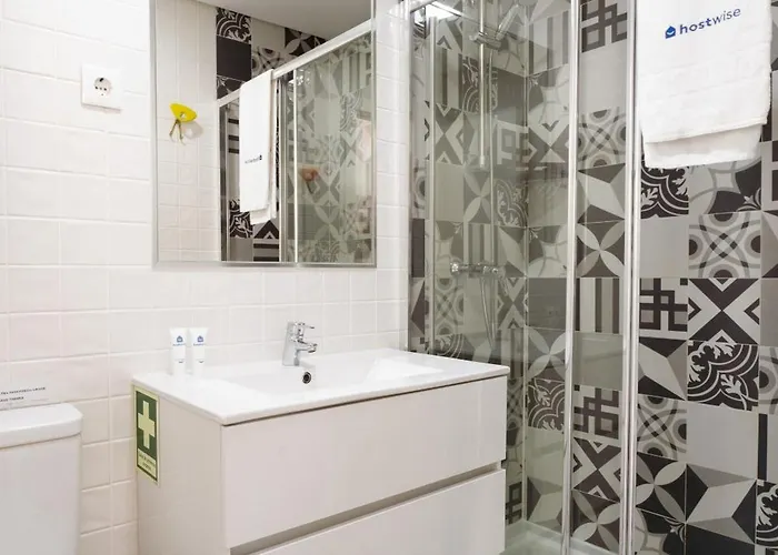 Host Wise - Flat W Free Private Parking - Bright & Cozy 포르투