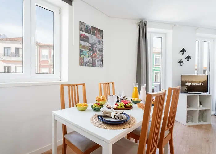 Host Wise - Flat W Free Private Parking - Bright & Cozy 포르투