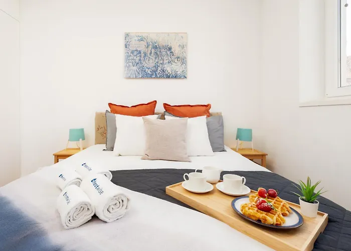 Host Wise - Flat W Free Private Parking - Bright & Cozy 아파트