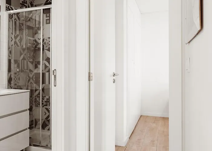 아파트 Host Wise - Flat W Free Private Parking - Bright & Cozy *