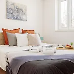 Host Wise - Flat W Free Private Parking - Bright & Cozy アパート *