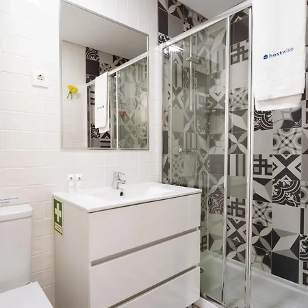 Host Wise - Flat W Free Private Parking - Bright & Cozy Oporto
