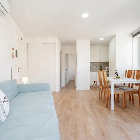 Host Wise - Flat W Free Private Parking - Bright & Cozy