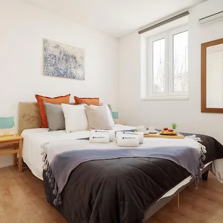 Host Wise - Flat W Free Private Parking - Bright & Cozy