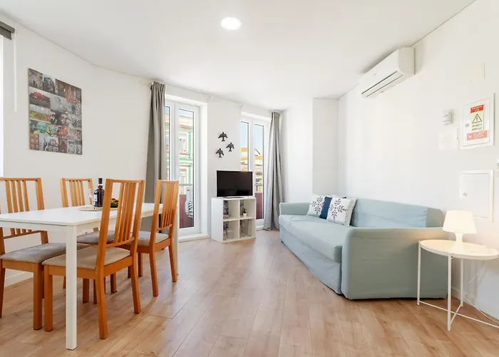 Host Wise - Flat W Free Private Parking - Bright & Cozy *