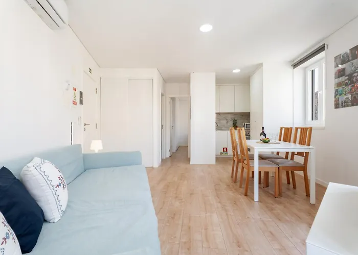 Host Wise - Flat W Free Private Parking - Bright & Cozy