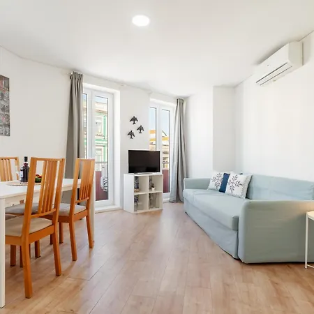 Host Wise - Flat W Free Private Parking - Bright & Cozy *