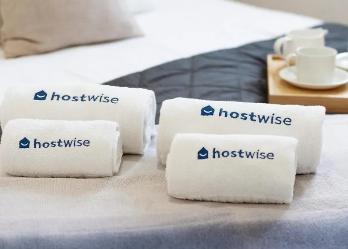 Host Wise - Flat W Free Private Parking - Bright & Cozy *