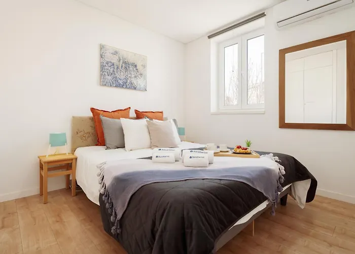 Host Wise - Flat W Free Private Parking - Bright & Cozy